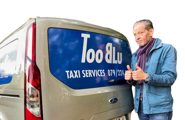 Christian, chauffeur Too Blu, pouce levé devant le fourgon